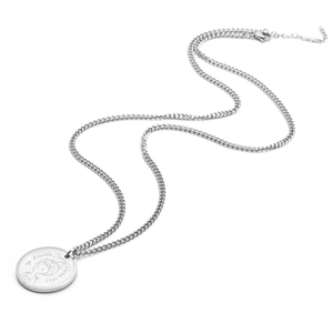 Zilveren ketting met ronde prinseshanger en gravure op een witte achtergrond ontwerp