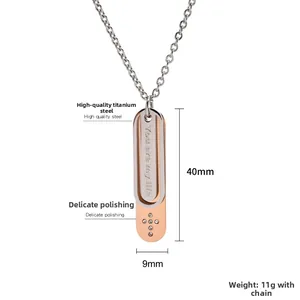 Dettaglio del pendente rettangolare con incisione You are my life e croce con strass