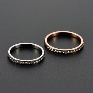 Detail von stapelbaren Ringen in Silber und Roségold mit feinen Zirkonia-Steinen