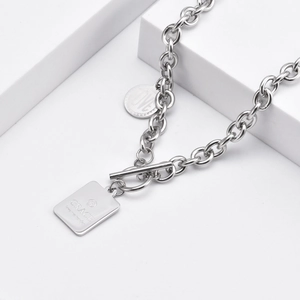 Collier chaîne en acier inoxydable argenté avec fermoir OT et pendentifs médaille