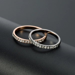 Minimalistischer Ring aus Edelstahl mit 18K Goldbeschichtung und Kristallen auf Leder