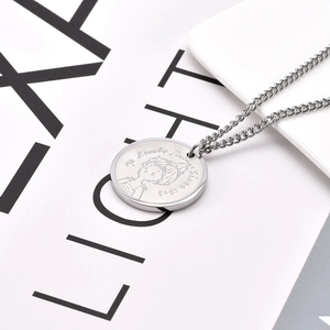 Zilveren ketting met ronde hanger met gegraveerd prinsessenportret en glans