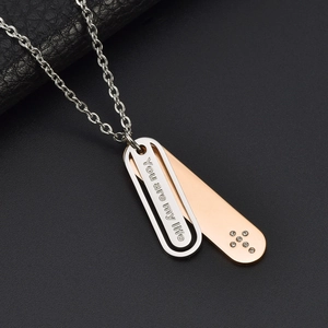 Collana a doppio strato in acciaio inossidabile con barra in oro rosa e ciondolo inciso