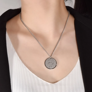 Zilveren roestvrijstalen ketting met ronde prinsessen hanger bij een vrouwelijk model