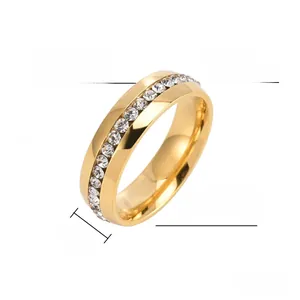 Dettaglio anello in titanio placcato oro 18K da 6mm con doppia fila di zirconi chiari