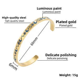 Detailansicht der leuchtenden Sonnen Mond Stern Muster auf vergoldetem Titanstahl Armband