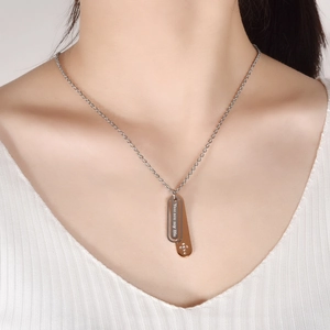 Collana a doppio pendente in acciaio inossidabile con barra incisa e croce di cristallo