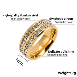 Dettaglio anello 8mm in acciaio al titanio placcato oro 18K con doppia fila di cristalli