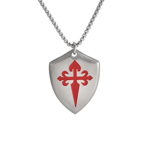 Collier bouclier en acier titane brossé avec pendentif croix de Santiago rouge et chaîne