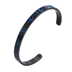 Leuchtendes C-förmiges Manschettenarmband aus Titanstahl mit Sonnen-, Mond- und Sternmuster