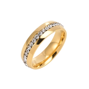 Anello in acciaio al titanio placcato oro 18K con doppia fila di cristalli intarsiati