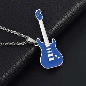 Collar con colgante de guitarra eléctrica azul estilo punk con cadena de plata fina