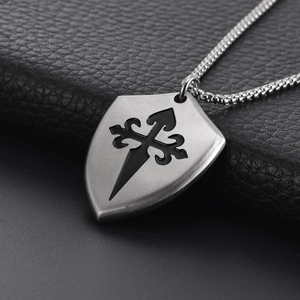 Collier bouclier en acier titane brossé avec pendentif croix de Santiago pour homme