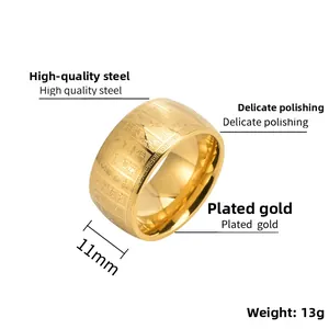 Détail d'une bague en acier titane doré de 11mm avec motifs religieux gravés complexes