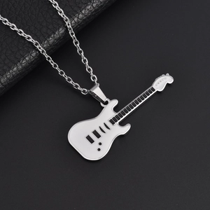 Collar con colgante de guitarra eléctrica punk de acero inoxidable sobre fondo de cuero negro