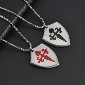 Collier bouclier en acier titane avec croix de Santiago rouge et noire pour hommes