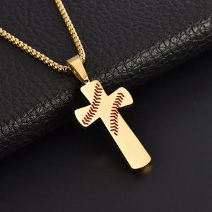 Collier croix dorée avec coutures de baseball rouges sur fond de cuir noir