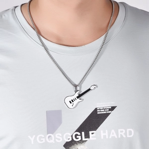Detalle de collar con colgante de guitarra punk con esmalte blanco y cadena de acero