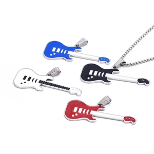 Set de collares de guitarra punk con cuatro colgantes de acero inoxidable de colores