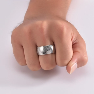 Gros plan détaillé d'une bague large en acier titane argenté gravée du Sutra du Cœur bouddhiste