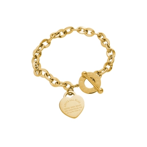 Bracelet à fermoir OT doré avec breloque cœur gravée et chaîne à gros maillons sur fond blanc