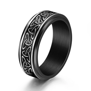 Détail d'une bague en acier noir avec motif de nœud celtique argenté gravé en relief