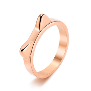 Dettaglio dell'anello minimalista in acciaio inossidabile oro rosa con design a orecchie di gatto