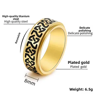 Détail d'une bague rotative de 8 mm en acier titane doré avec gravure de nœud celtique