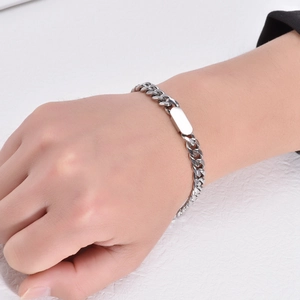 Vista dettagliata del bracciale a catena cubana argento con piastra rettangolare lucida