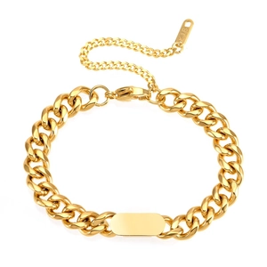Dettaglio del bracciale a catena cubana dorata con piastra metallica e marchio K18