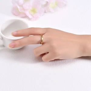 Anello in acciaio inossidabile dorato con borchie geometriche indossato all'indice