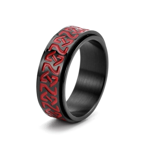 Détail de bague viking en acier brossé noir avec incrustation de nœuds celtiques rouges