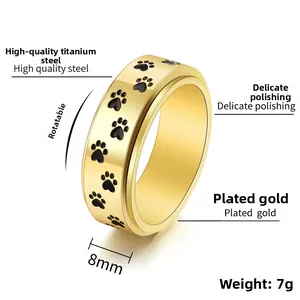 Detail eines 8mm drehbaren Rings aus goldenem Titanstahl mit schwarzen Pfotenabdrucken