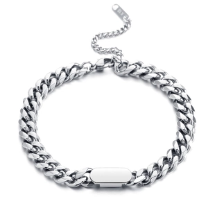 Dettaglio macro del bracciale a catena cubana in argento lucido con piastrina e marchio K18