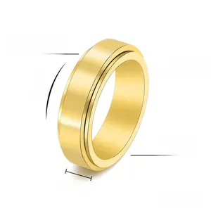 Detail view of 6mm wide gold spinner ring made of polished stainless steel and 5g weight