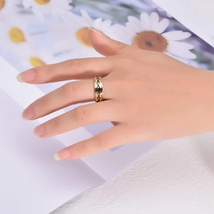 Détail d'une bague rotative dorée anti-stress avec un motif de dragon à double couche