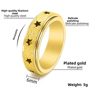 Détail d'une bague rotative dorée de 6mm avec motif étoile rotatif et poids de 5g