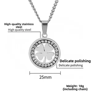 Détail du collier trèfle poli en acier inoxydable orné de cristaux étincelants