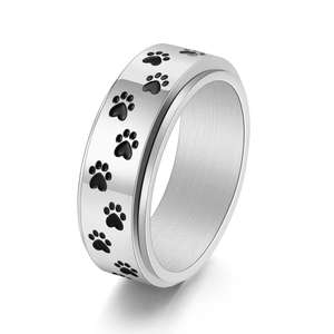 8mm Spinner-Ring mit schwarzen Pfotenabdrücken auf rotierendem Edelstahlband