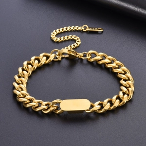 Dettaglio del bracciale a catena cubana dorata con piastrina ID e marchio K18 inciso