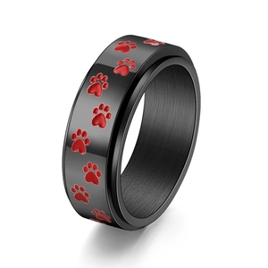 Schwarzer 8mm Titanstahlring mit roten Pfotenabdrücken aus einem 45-Grad-Winkel