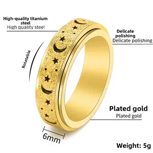 Detail eines 6mm goldenen Edelstahl-Drehrings mit hohlen Stern- und Mondmustern