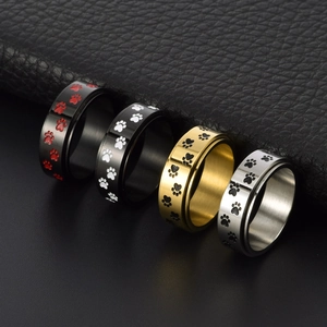 Nahaufnahme drehbarer Punk-Ringe mit Pfotenmuster in Schwarz Gold und Silber-Finish