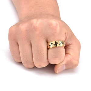 Detail eines 8mm drehbaren Goldrings mit schwarzen Katzenpfoten-Motiven am Finger