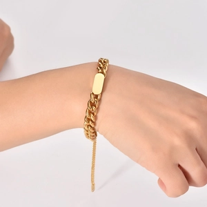 Bracciale cubano dorato con piastrina lucida personalizzabile e chiusura a moschettone