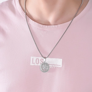 Collier trèfle à quatre feuilles argenté avec strass porté par un mannequin féminin