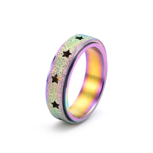 Détail de la bague rotative arc-en-ciel en acier inoxydable à motifs étoiles