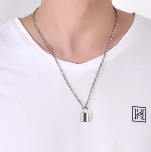 Dettaglio della collana con ciondolo a lucchetto d'argento su modello dal design minimale