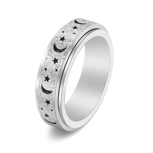 Edelstahl-Drehring mit Stern- und Mondgravur und matter Glitzeroberfläche auf Weiß