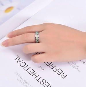 Details eines drehbaren Regenbogen-Edelstahlrings mit Stern- und Mond-Aussparungen